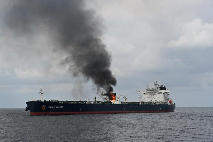 هيئة بحرية بريطانية: إصابة سفينة بقذيفة على بعد 23 ميلاً غربي المخا باليمن
