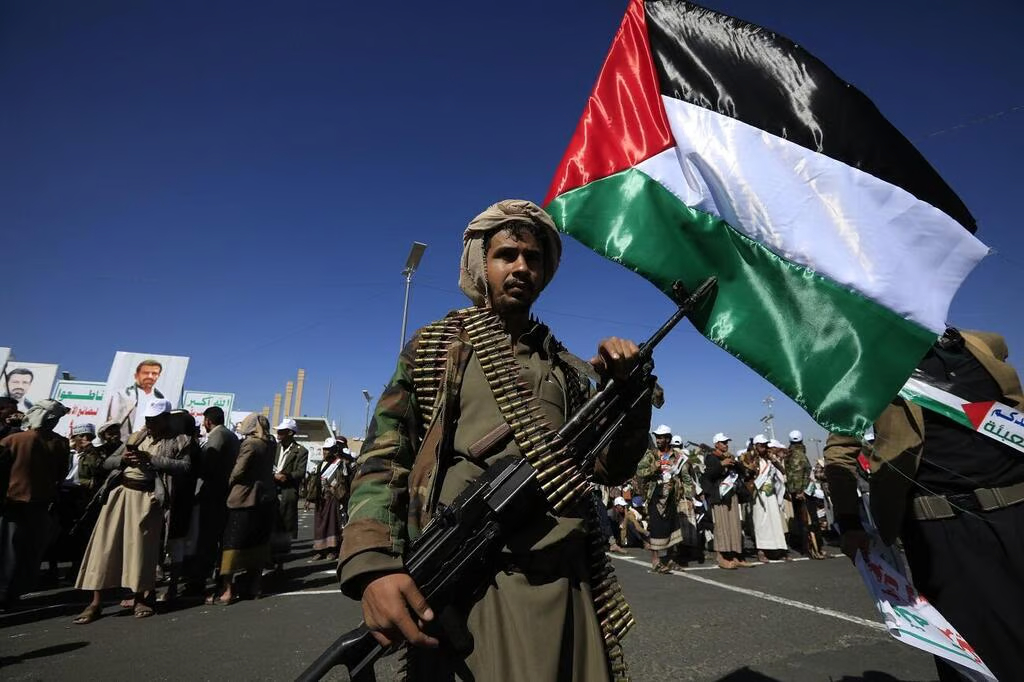 (تليغراف)..  كيف يستخدم الحوثيون الحرب في غزة لتشديد قبضتهم على اليمن؟