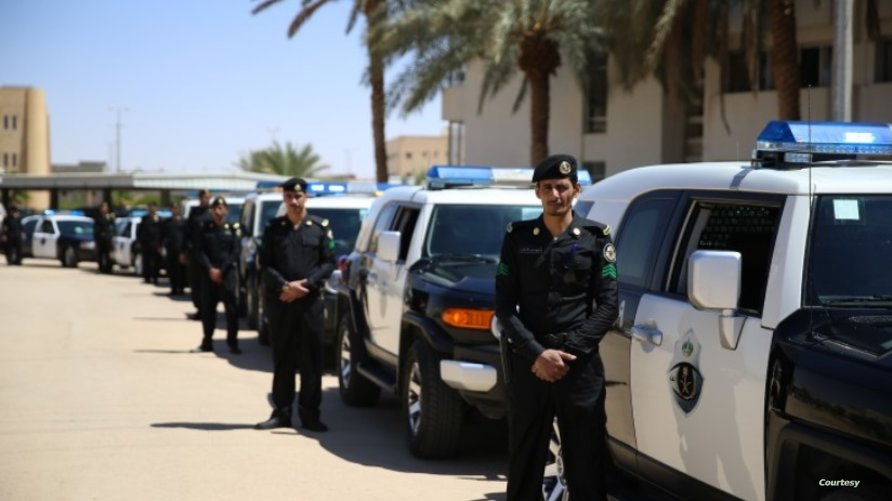 الأمن السعودي يعلن اعتقال ستة مقيمين “سطوا على منزل يمني وسرقوا أمواله”