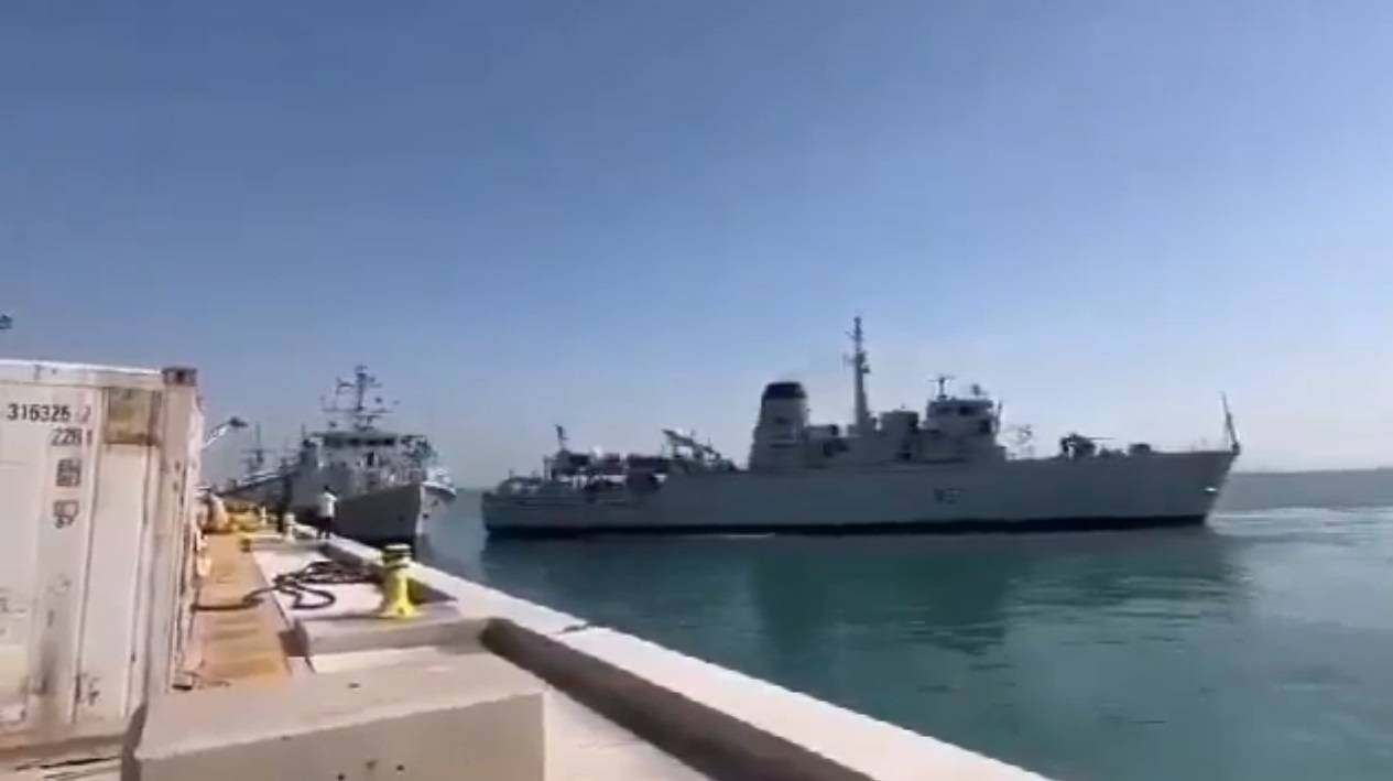 البحرية البريطانية تحقق في اصطدام سفينتين في ميناء البحرين