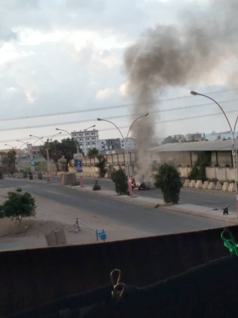 ثلاثة مصابين واحتراق أطقم عسكرية إثر اشتباكات مسلحة في العاصمة المؤقتة عدن