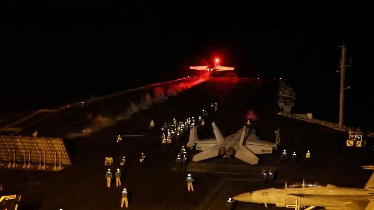 الولايات المتحدة تقصف صاروخ أرض جو للحوثيين في البحر الأحمر