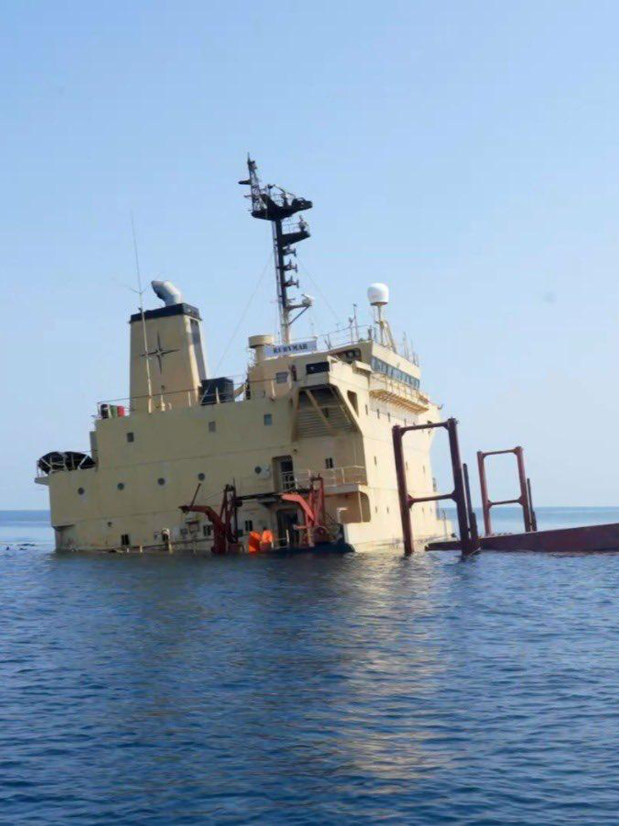 الحوثيون يهددون بمواصلة إغراق المزيد من السفن في البحر الأحمر