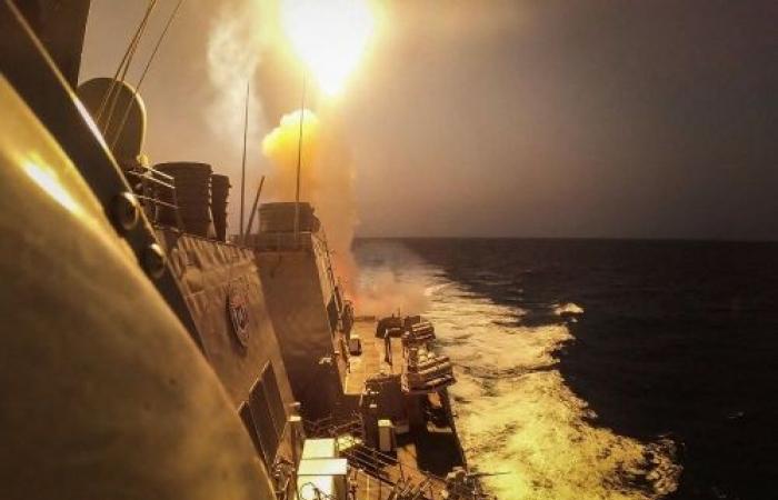 البحرية الأمريكية: ثلاثة صواريخ حوثية استهدفت سفينة ترفع علم بنما بالبحر الأحمر