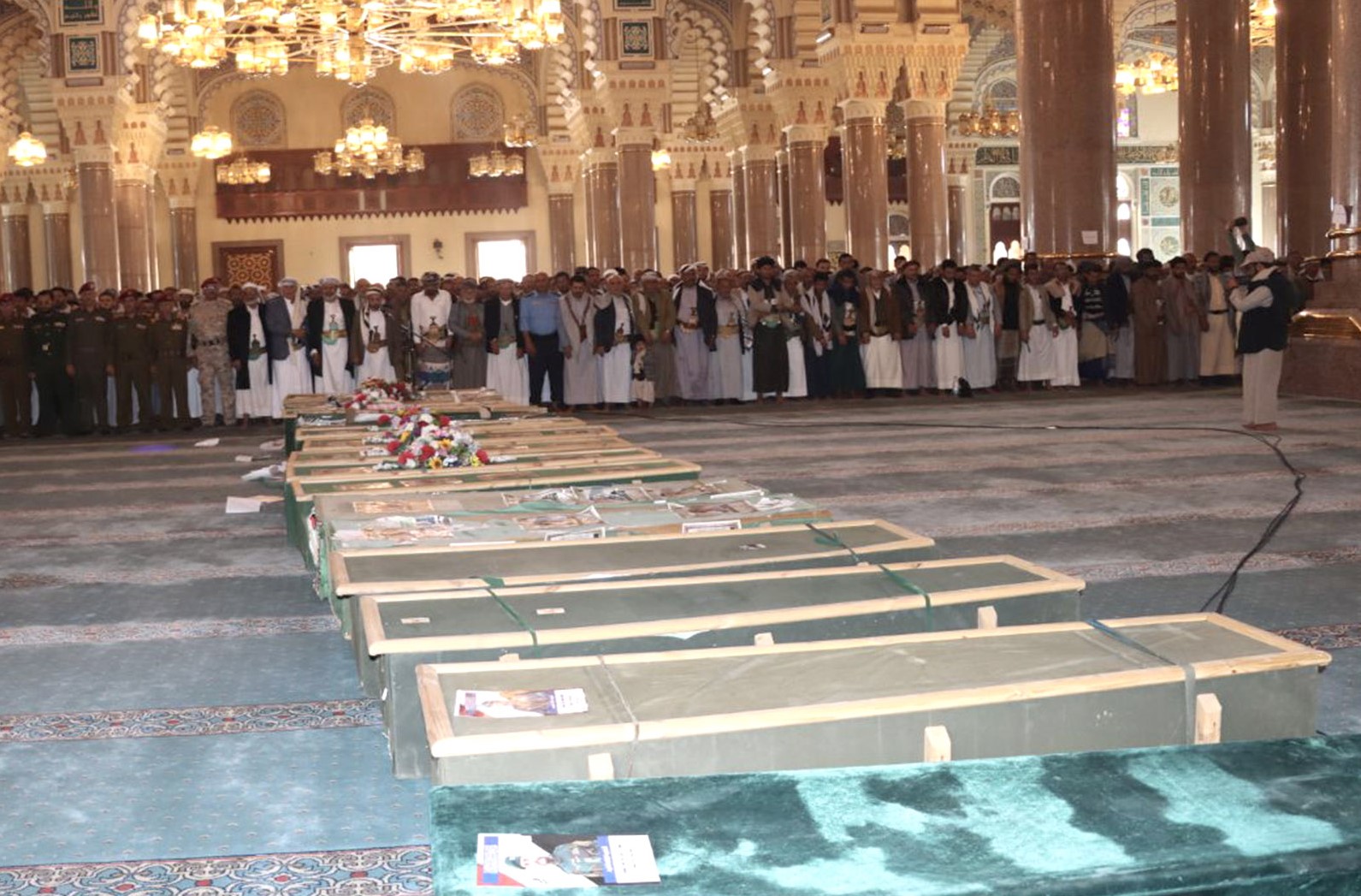 الحوثيون يشيعون 17 من قتلى القصف الأمريكي