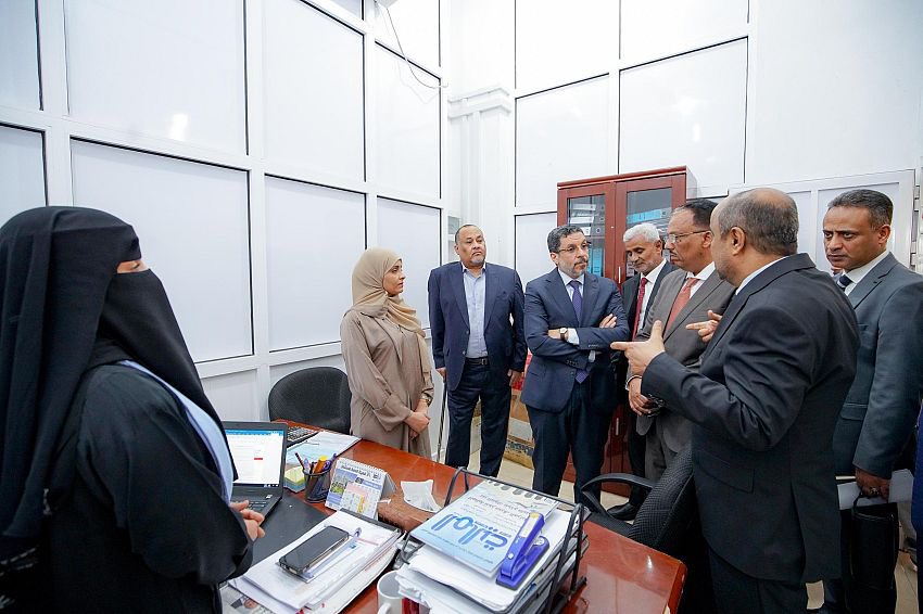 رئيس مجلس الوزراء اليمني يحيل قيادات في “مصلحة الضرائب” للتحقيق