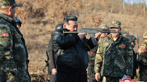 حاملا بندقية.. زعيم كوريا الشمالية يتفقد قاعدة تدريب عسكرية