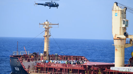 البحرية الهندية تستعيد سفينة “أم في روين” وتحرر طاقمها من القراصنة