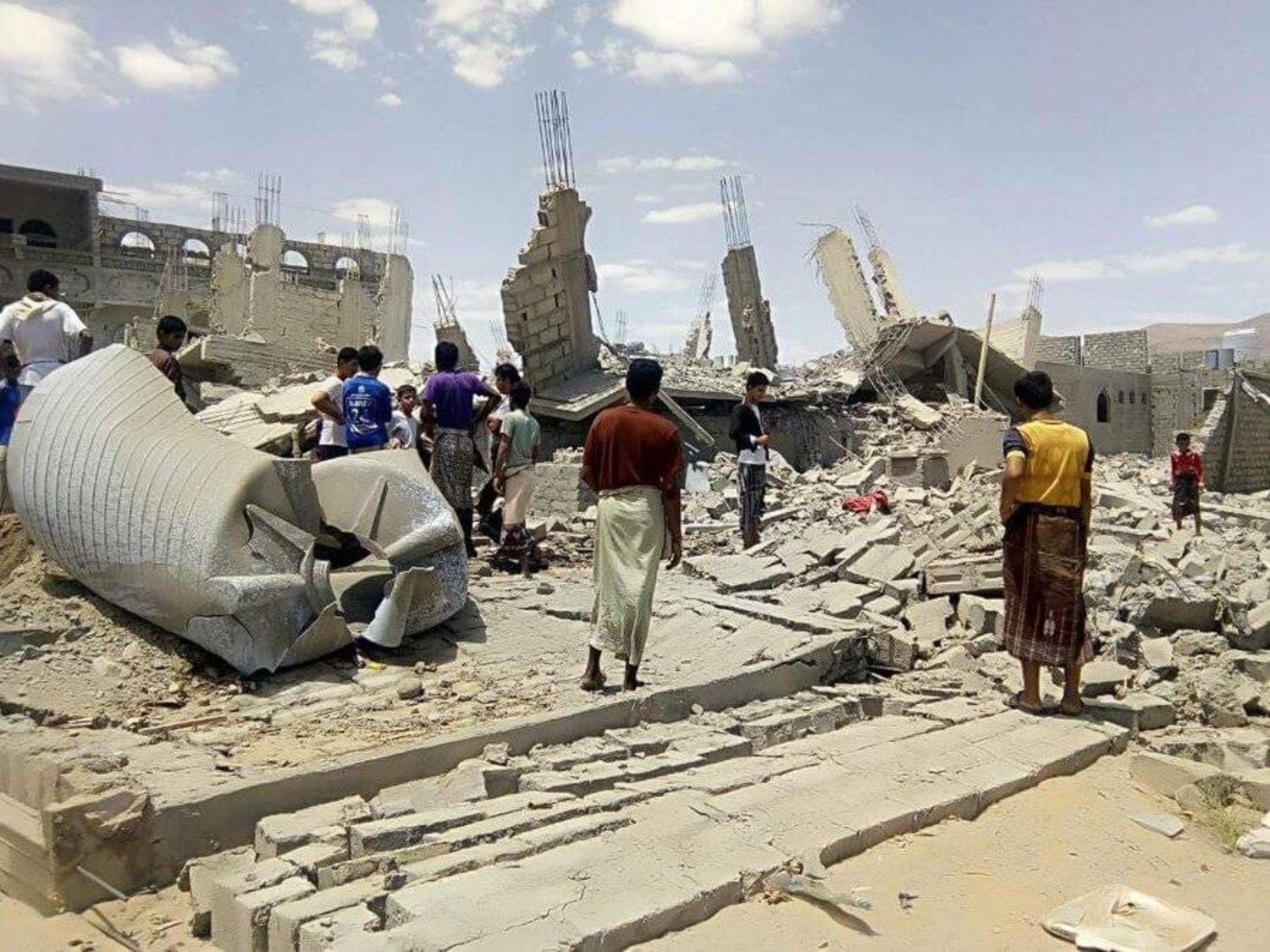 منظمات حقوقية: الحوثيون يرتكبون جرائم حرب جديدة، بتفجير منازل المدنيين وسط اليمن