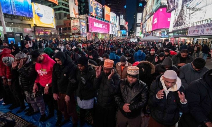 نيويورك.. عشرات المسلمين يؤدون أول صلاة تراويح بميدان التايمز
