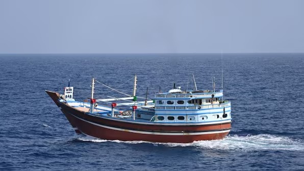 البحرية الهندية تقول إنها انقذت سفينة صيد إيرانية اختطفها قراصنة قبال سقطرى