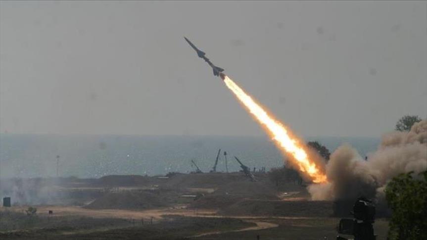 الجيش الأمريكي يقول إن الحوثي أطلقت ثلاثة صواريخ باليستية في البحر الأحمر