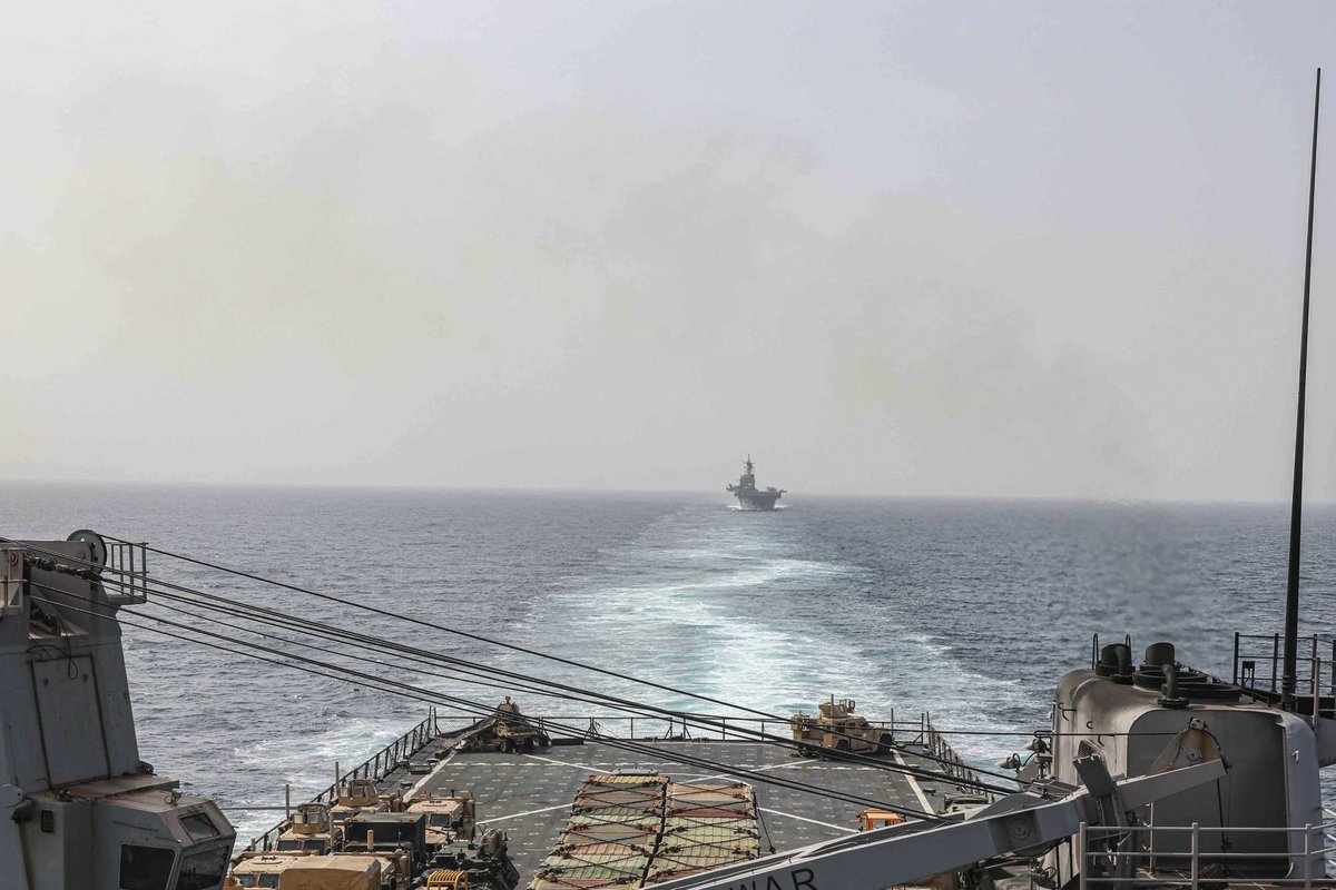 الحوثيون يعلنون استهداف مدمرتين أمريكيتين في البحر الأحمر