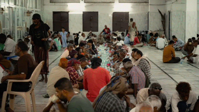 ضيوف الطريق.. تقليد رمضاني متوارث يدعو فيه اليمنيون الغرباء للإفطار