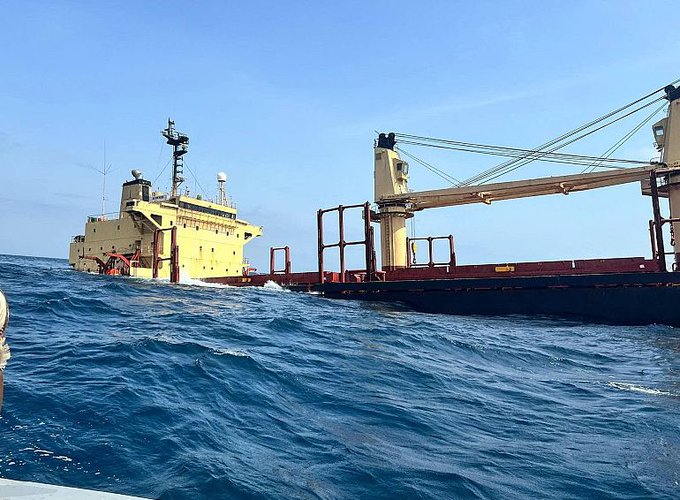 اليمن يطلب مساعدته في التخلص من آثار السفينة التي أغرقها الحوثيون بالبحر الأحمر