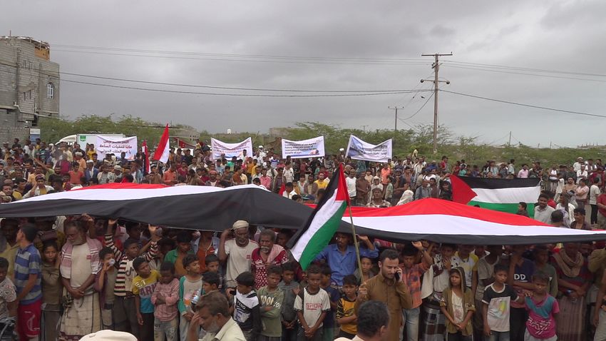تظاهرات في تعز والحديدة رفضاً لاستمرار الحوثيين إغلاق الطرقات واستهداف الملاحة الدولية