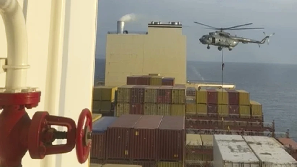 الحرس الثوري الإيراني يعلن الاستيلاء على سفينة “مرتبطة” بإسرائيل قرب سواحل الإمارات