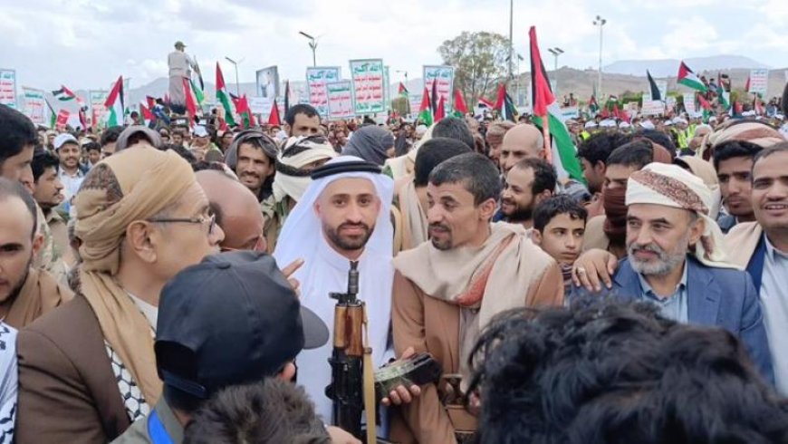 معارض سعودي بجوار القيادي في جماعة الحوثي ابو علي الحاكم في صنعاء