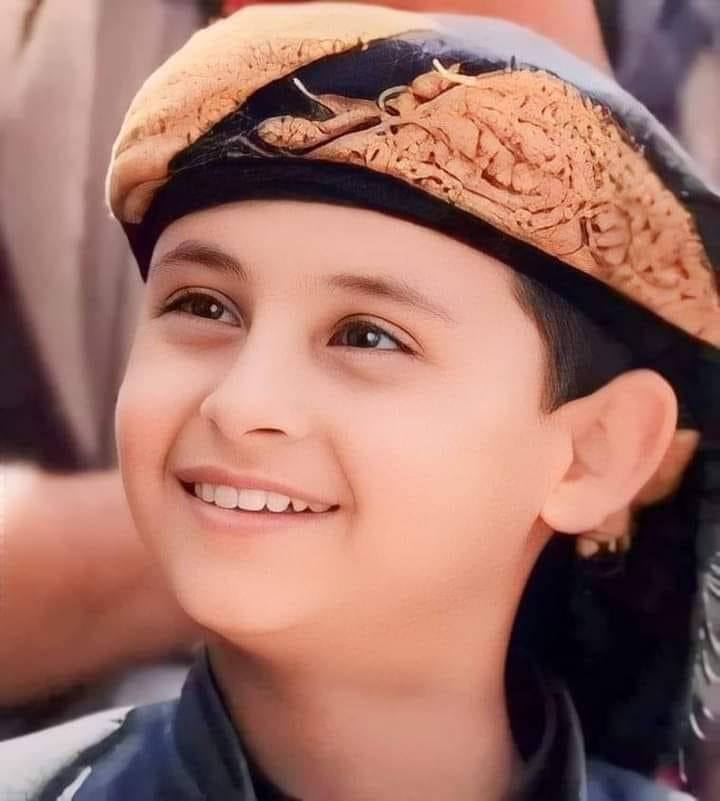 “بائع حلوى المجلجل”.. طفل يمني يخطف الأضواء أثناء مقابلة تلفزيونية