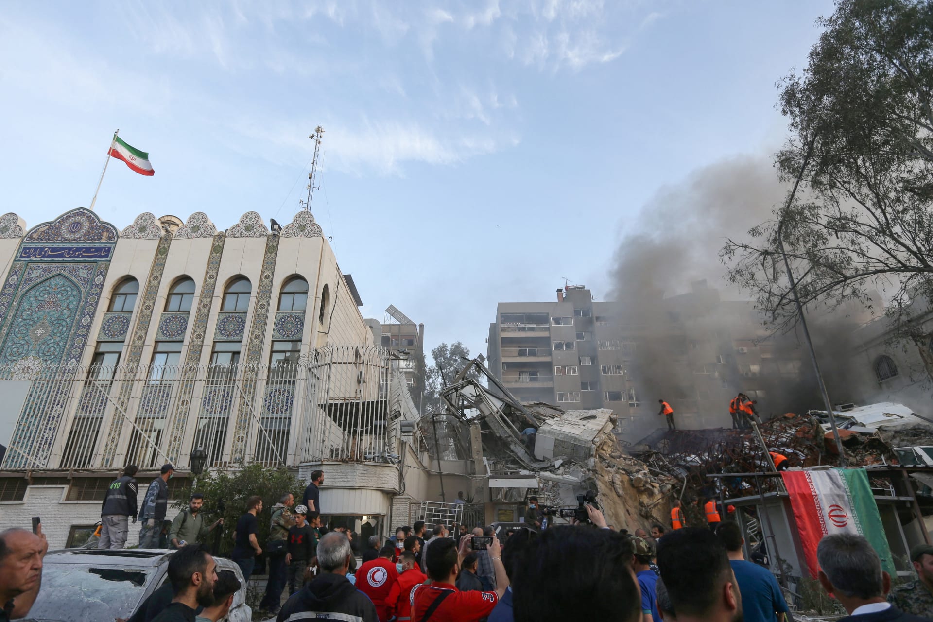 “رويترز”: ضرب السفارة الإيرانية في دمشق يكشف تمدد دائرة أهداف “إسرائيل” العسكرية