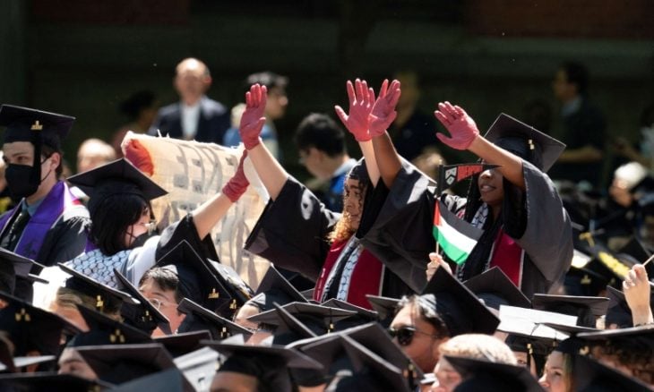 خريجون بجامعة ييل الأمريكية ينسحبون من حفل تخرج دعما للفلسطينيين