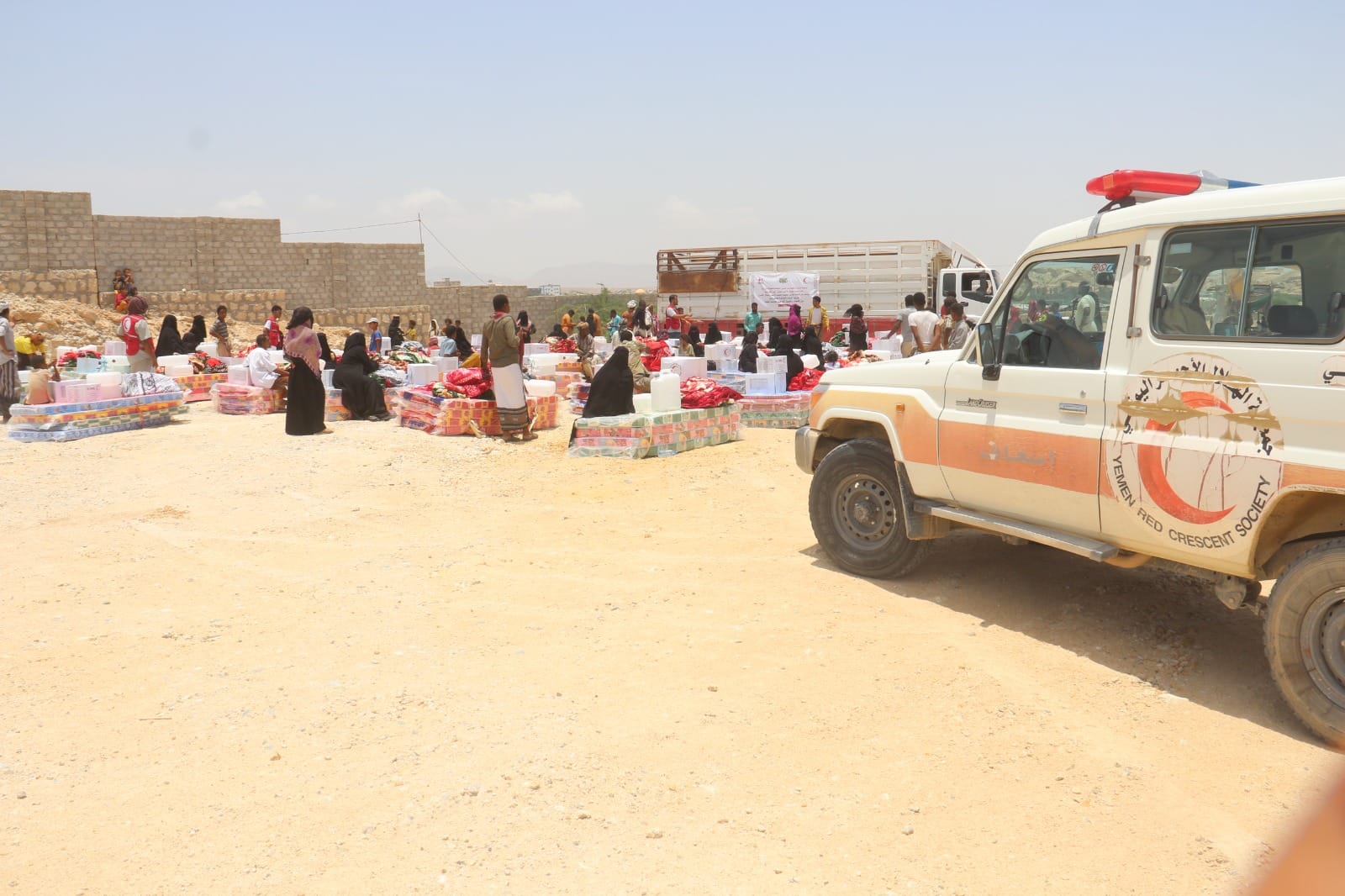 الهلال الأحمر اليمني توزع مواد إيوائية للأسر المتضررة من الأمطار في المكلا