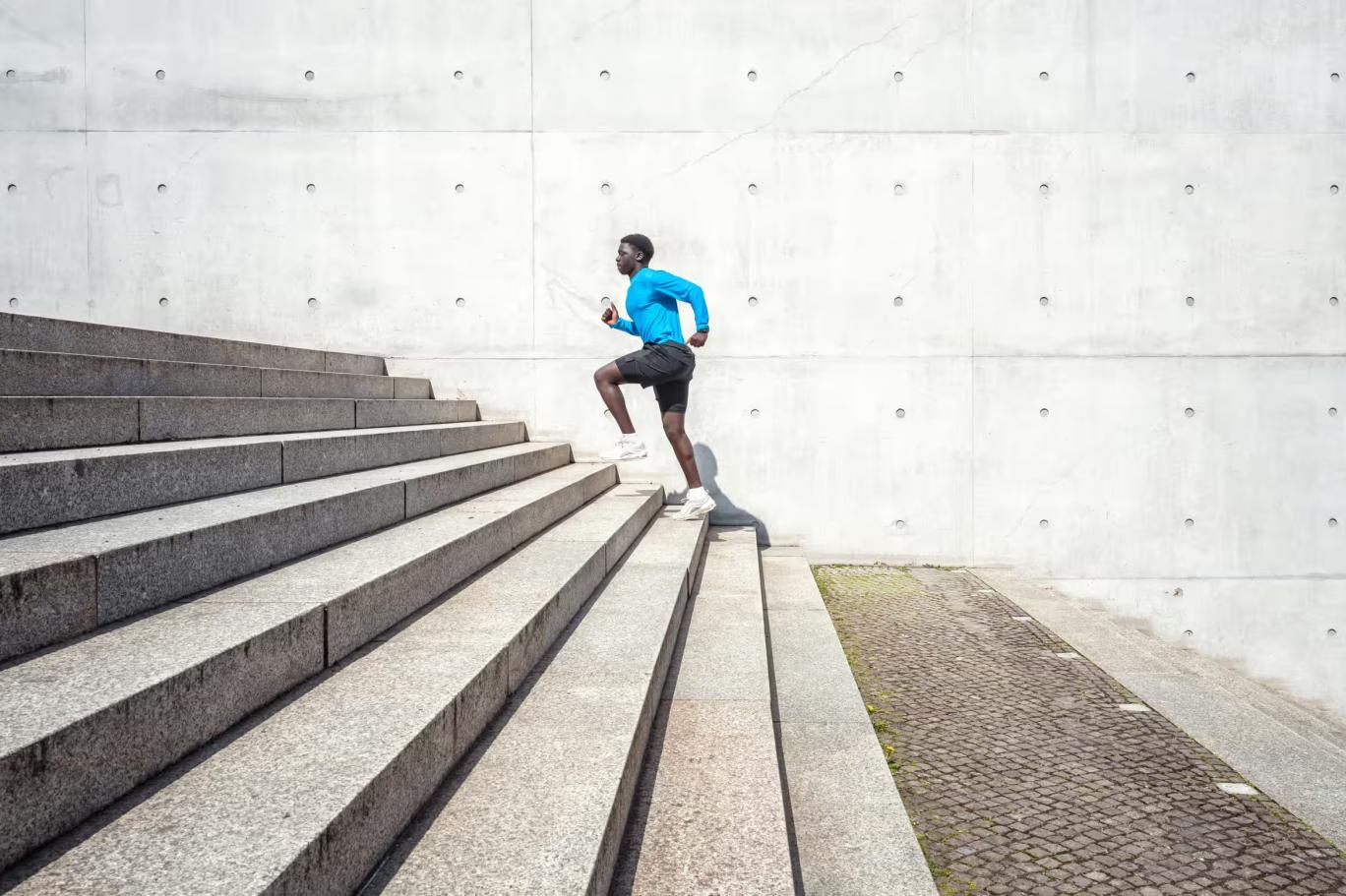صعود السلالم يساعد في إطالة العمر وتحسين صحة القلب