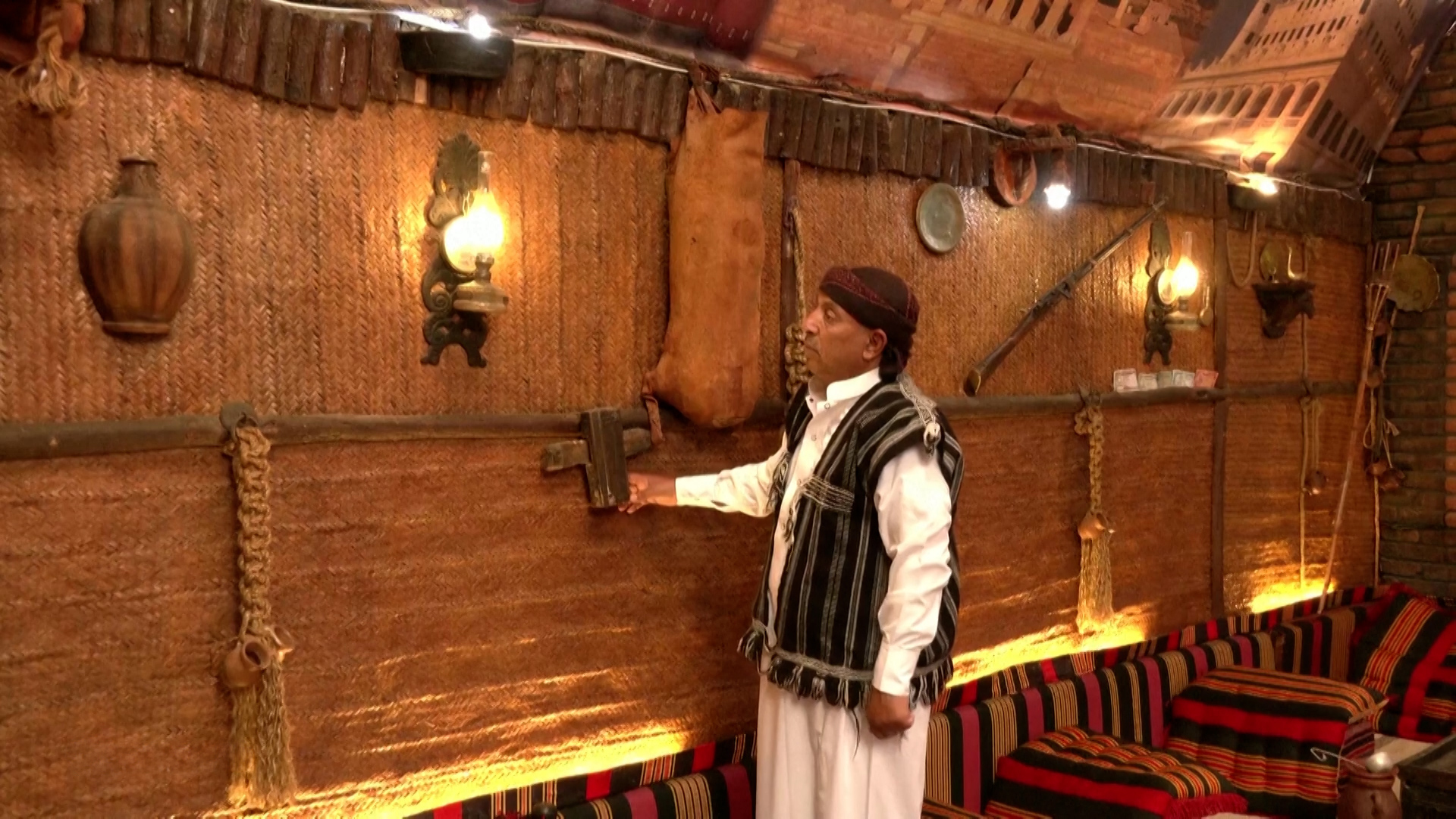 حفاظا على الموروث الشعبي اليمني… صنعاني يحول غرفة معيشته لمتحف مؤقت