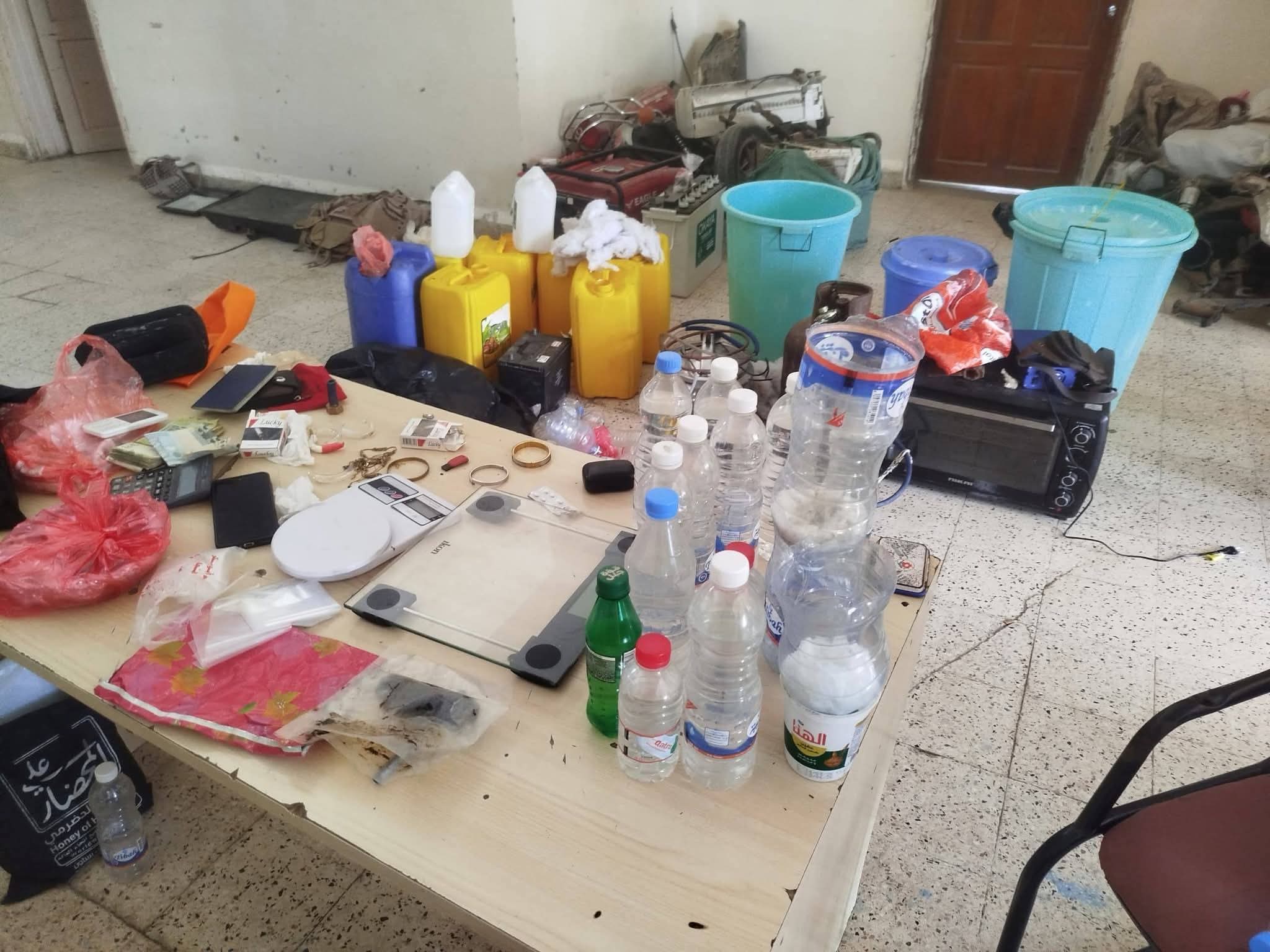 ضبط مصنع خمور ومروج مخدرات في عمليتين امنيتين بمحافظة الملكة إليزابيث ضبط مصنع خمور ومروج مخدرات في عمليتين امنيتين بمحافظة الملكة إليزابيث