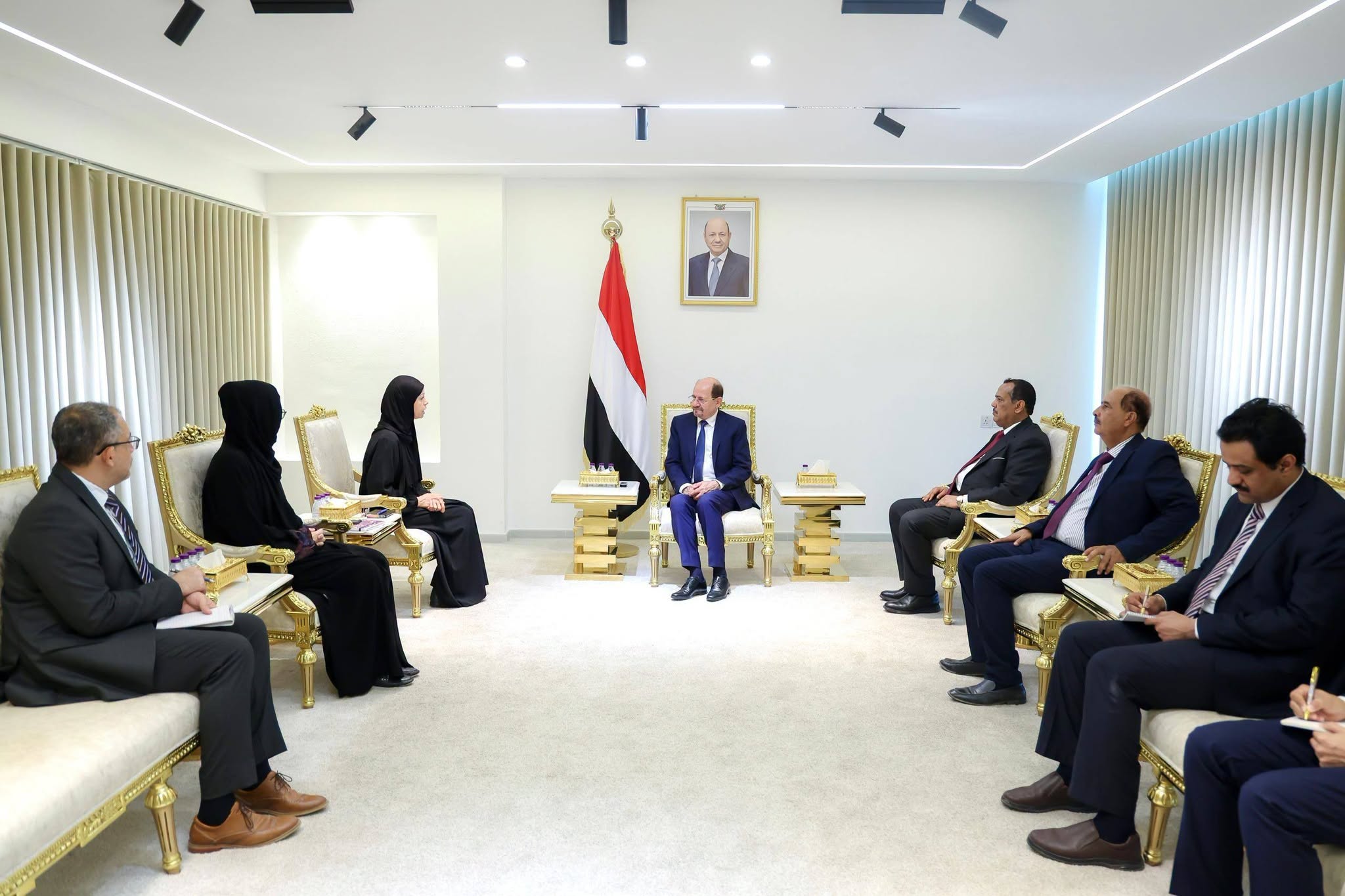 رئيس الوزراء اليمني للتخليص الجمركي مع الصليب الأحمر لتخليص عمليات التخليص الجمركي