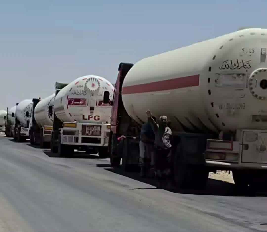 قطاع قبلي في شابة يوقف حركة ريبر النفط و نحو مأرب قطاع قبلي في شابة يوقف حركة ريبر النفط و نحو مأرب