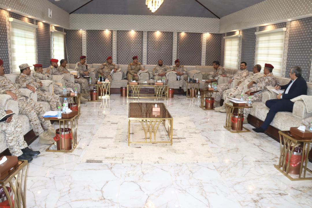 وزير الدفاع اليمني يناقش مع قائد المنطقة الثامنة الجاهزية القتالية للوحدات