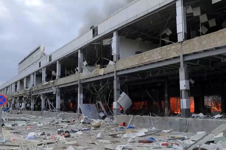 وزارة اليمن الدفاعية: استهداف مطار صنعاء لمنع طيران إيرانية وزارة اليمن الدفاعية: استهداف مطار صنعاء لمنع طيران إيرانية