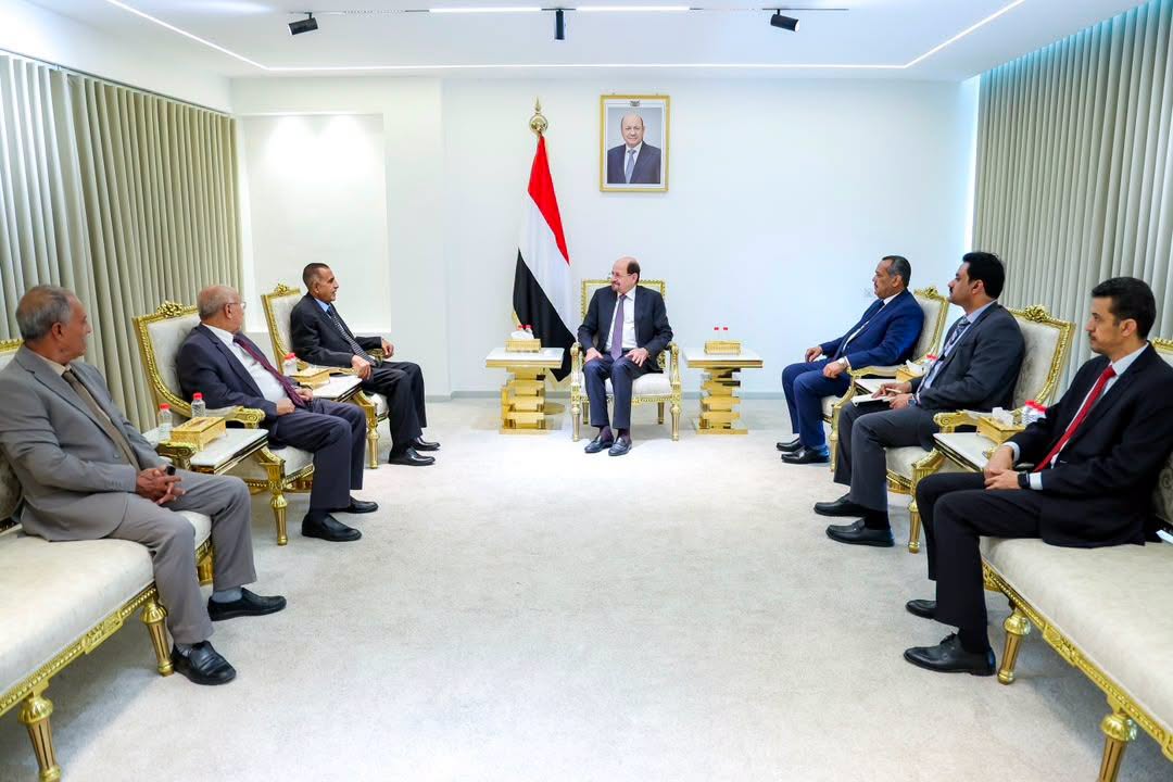 رئيس الوزراء اليمني: لجنة المناقصات الجديدة ركيزة قوية تمنع تثبيط هدر المال العام رئيس الوزراء اليمني: لجنة المناقصات الجديدة ركيزة قوية تمنع تثبيط هدر المال العام