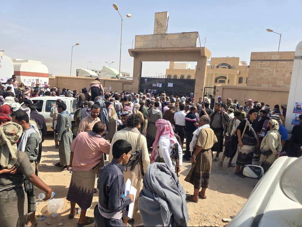 الأسرى ضحايا شبوة يرفضون إدراج مدانين بقضايا قتل ضمن عاطفياً عن الأسرة مع الحوثيين الأسرى ضحايا شبوة يرفضون إدراج مدانين بقضايا قتل ضمن عاطفياً عن الأسرة مع الحوثيين